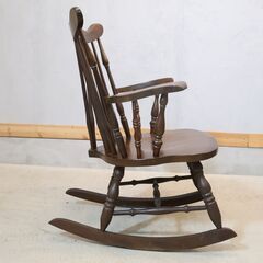 KASHIWA(柏木工)のヴィンテージ ロッキングチェアです。アンティーク調のクラシックなデザインのウィンザータイプの揺り椅子はリビングのアクセントに。ゆったりとした時間を過ごすのに最適♪の画像