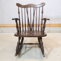 KASHIWA(柏木工)のヴィンテージ ロッキングチェアです。アンティーク調のクラシックなデザインのウィンザータイプの揺り椅子はリビングのアクセントに。ゆったりとした時間を過ごすのに最適♪の画像