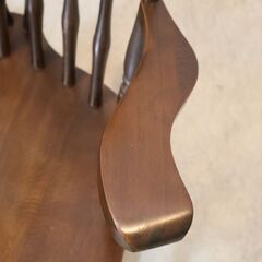 KASHIWA(柏木工)のヴィンテージ ロッキングチェアです。アンティーク調のクラシックなデザインのウィンザータイプの揺り椅子はリビングのアクセントに。ゆったりとした時間を過ごすのに最適♪の画像