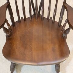 KASHIWA(柏木工)のヴィンテージ ロッキングチェアです。アンティーク調のクラシックなデザインのウィンザータイプの揺り椅子はリビングのアクセントに。ゆったりとした時間を過ごすのに最適♪の画像