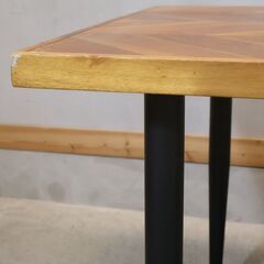 人気のFrancfranc(フランフラン)のレッタ ダイニングテーブルW1600です。アカシア材を使ったヘリンボーン柄とスチールの脚がモダンな印象の4人用食卓。 ブルックリンスタイルにもおすすめ！の画像