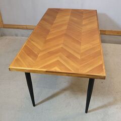 人気のFrancfranc(フランフラン)のレッタ ダイニングテーブルW1600です。アカシア材を使ったヘリンボーン柄とスチールの脚がモダンな印象の4人用食卓。 ブルックリンスタイルにもおすすめ！の画像