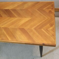 人気のFrancfranc(フランフラン)のレッタ ダイニングテーブルW1600です。アカシア材を使ったヘリンボーン柄とスチールの脚がモダンな印象の4人用食卓。 ブルックリンスタイルにもおすすめ！の画像