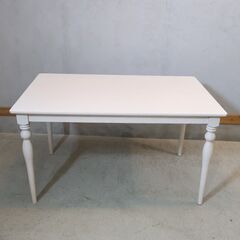 人気のFrancfranc(フランフラン)のARPA(アルパ)ダイニングテーブル/ホワイトです！大人の女性にぴったりなフェミニンデザインの4人用食卓です。2人暮らしのお部屋にもおススメです♪の画像