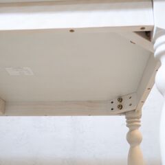 人気のFrancfranc(フランフラン)のARPA(アルパ)ダイニングテーブル/ホワイトです！大人の女性にぴったりなフェミニンデザインの4人用食卓です。2人暮らしのお部屋にもおススメです♪の画像