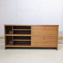 人気のkarimoku(カリモク家具)よりChitano(チターノ)のウォールナット材 サイドボードです。奥行がスリムなリビングボードは圧迫感を与えず、収納量も豊富で使い勝手抜群。の画像