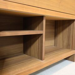 人気のkarimoku(カリモク家具)よりChitano(チターノ)のウォールナット材 サイドボードです。奥行がスリムなリビングボードは圧迫感を与えず、収納量も豊富で使い勝手抜群。の画像