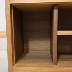 人気のkarimoku(カリモク家具)よりChitano(チターノ)のウォールナット材 サイドボードです。奥行がスリムなリビングボードは圧迫感を与えず、収納量も豊富で使い勝手抜群。の画像