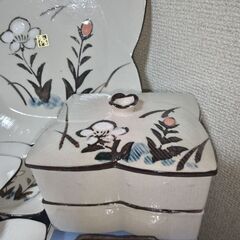 未使用　天草焼き　陶磁器　花型　大皿１枚　小皿５枚　蓋付2段中鉢調味料さし　食器セットの画像