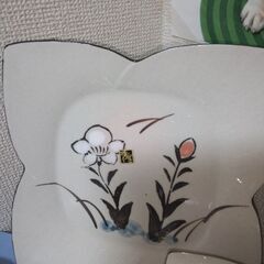 未使用　天草焼き　陶磁器　花型　大皿１枚　小皿５枚　蓋付2段中鉢調味料さし　食器セットの画像