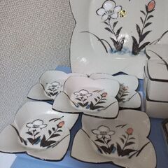 未使用　天草焼き　陶磁器　花型　大皿１枚　小皿５枚　蓋付2段中鉢調味料さし　食器セットの画像