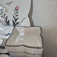 未使用　天草焼き　陶磁器　花型　大皿１枚　小皿５枚　蓋付2段中鉢調味料さし　食器セットの画像