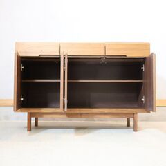 福岡大川の家具メーカー”境木工”のopera(オペラ)サイドボードです。前板に木目が美しいウォールナット材を使用した洗練された雰囲気のデザイン。北欧家具やカフェ風のお部屋に♪の画像