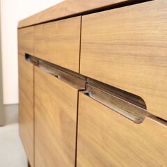 福岡大川の家具メーカー”境木工”のopera(オペラ)サイドボードです。前板に木目が美しいウォールナット材を使用した洗練された雰囲気のデザイン。北欧家具やカフェ風のお部屋に♪の画像