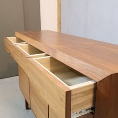 福岡大川の家具メーカー”境木工”のopera(オペラ)サイドボードです。前板に木目が美しいウォールナット材を使用した洗練された雰囲気のデザイン。北欧家具やカフェ風のお部屋に♪の画像