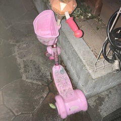 女児向けキックボードの画像