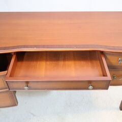 TOKAI KAGU(東海家具)のVenezia(ベネチア)ライティングデスク。マホガニー材の質感とタッセルがデザインされた把手がクラシカルなデザインが印象的な書斎机。IDC OTSUKA(大塚家具)の画像