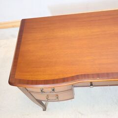 TOKAI KAGU(東海家具)のVenezia(ベネチア)ライティングデスク。マホガニー材の質感とタッセルがデザインされた把手がクラシカルなデザインが印象的な書斎机。IDC OTSUKA(大塚家具)の画像