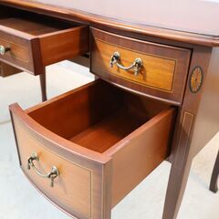 TOKAI KAGU(東海家具)のVenezia(ベネチア)ライティングデスク。マホガニー材の質感とタッセルがデザインされた把手がクラシカルなデザインが印象的な書斎机。IDC OTSUKA(大塚家具)の画像