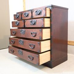 岩手の伝統工芸家具、岩谷堂箪笥 欅材を使用した漆塗り5段・7杯チェストです。牡丹紋様の南部鉄器がアクセントの整理タンス。収納力もありどこかモダンな印象の和箪笥です。の画像