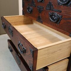 岩手の伝統工芸家具、岩谷堂箪笥 欅材を使用した漆塗り5段・7杯チェストです。牡丹紋様の南部鉄器がアクセントの整理タンス。収納力もありどこかモダンな印象の和箪笥です。の画像