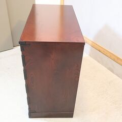 岩手の伝統工芸家具、岩谷堂箪笥 欅材を使用した漆塗り5段・7杯チェストです。牡丹紋様の南部鉄器がアクセントの整理タンス。収納力もありどこかモダンな印象の和箪笥です。の画像