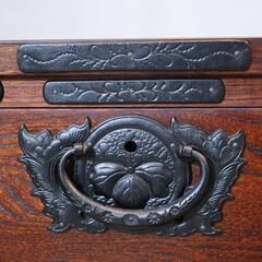 岩手の伝統工芸家具、岩谷堂箪笥 欅材を使用した漆塗り5段・7杯チェストです。牡丹紋様の南部鉄器がアクセントの整理タンス。収納力もありどこかモダンな印象の和箪笥です。の画像