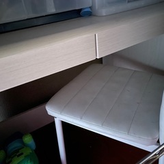 木目の机と椅子のセットの画像