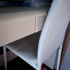 木目の机と椅子のセットの画像