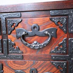 岩手の伝統工芸家具、岩谷堂箪笥 欅材を使用した漆塗り4段・6杯チェストです。牡丹紋様の南部鉄器がアクセントの整理タンス。収納力もありどこかモダンな印象の和箪笥です。の画像