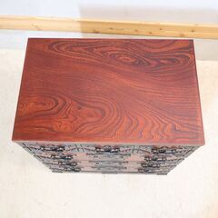 岩手の伝統工芸家具、岩谷堂箪笥 欅材を使用した漆塗り4段・6杯チェストです。牡丹紋様の南部鉄器がアクセントの整理タンス。収納力もありどこかモダンな印象の和箪笥です。の画像