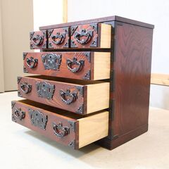 岩手の伝統工芸家具、岩谷堂箪笥 欅材を使用した漆塗り4段・6杯チェストです。牡丹紋様の南部鉄器がアクセントの整理タンス。収納力もありどこかモダンな印象の和箪笥です。の画像