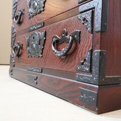 岩手の伝統工芸家具、岩谷堂箪笥 欅材を使用した漆塗り4段・6杯チェストです。牡丹紋様の南部鉄器がアクセントの整理タンス。収納力もありどこかモダンな印象の和箪笥です。の画像