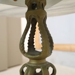 イタリア製のアンティーク調大理石サイドテーブルです。エレガントで高級感のあるヨーロピアンクラシックなデザイン。コンパクトなサイズえ花台にも◎の画像