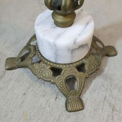 イタリア製のアンティーク調大理石サイドテーブルです。エレガントで高級感のあるヨーロピアンクラシックなデザイン。コンパクトなサイズえ花台にも◎の画像