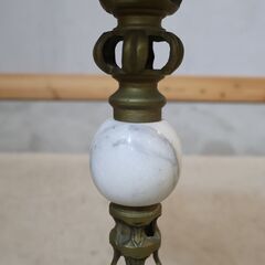 イタリア製のアンティーク調大理石サイドテーブルです。エレガントで高級感のあるヨーロピアンクラシックなデザイン。コンパクトなサイズえ花台にも◎の画像