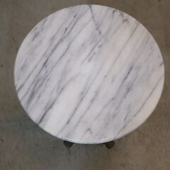 イタリア製のアンティーク調大理石サイドテーブルです。エレガントで高級感のあるヨーロピアンクラシックなデザイン。コンパクトなサイズえ花台にも◎の画像