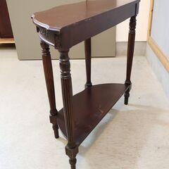 アンティーク調のコンソールテーブルのご紹介です。 クラシックなデザインのサイドテーブルはエレガントで高級感が溢れます。落ち着いた色合いが魅力のホールテーブルです♪ の画像
