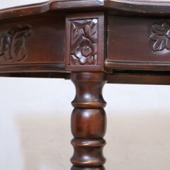 アンティーク調のコンソールテーブルのご紹介です。 クラシックなデザインのサイドテーブルはエレガントで高級感が溢れます。落ち着いた色合いが魅力のホールテーブルです♪ の画像