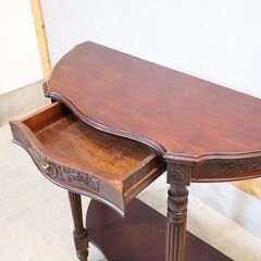アンティーク調のコンソールテーブルのご紹介です。 クラシックなデザインのサイドテーブルはエレガントで高級感が溢れます。落ち着いた色合いが魅力のホールテーブルです♪ の画像