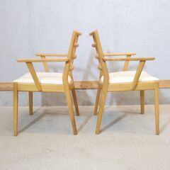 IDC OTSUKA(大塚家具)のロングセラーシリーズ"シネマ"のオーク材 ダイニングチェア 2脚セットです。天然木の手触りとベーシックなデザインと明るい色合い魅力のアームチェアです♪の画像