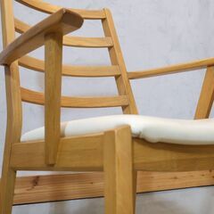 IDC OTSUKA(大塚家具)のロングセラーシリーズ"シネマ"のオーク材 ダイニングチェア 2脚セットです。天然木の手触りとベーシックなデザインと明るい色合い魅力のアームチェアです♪の画像