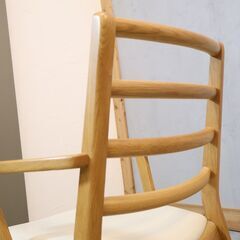 IDC OTSUKA(大塚家具)のロングセラーシリーズ"シネマ"のオーク材 ダイニングチェア 2脚セットです。天然木の手触りとベーシックなデザインと明るい色合い魅力のアームチェアです♪の画像