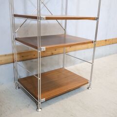 無印良品(MUJI)の人気のウォールナット材×ステンレス5段ユニットシェルフ/ワードローブバー付きです。スッキリとしたデザインは1Rなどの1人暮らしの方やキッチンなどにも最適なオープンラック☆の画像