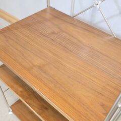 無印良品(MUJI)の人気のウォールナット材×ステンレス5段ユニットシェルフ/ワードローブバー付きです。スッキリとしたデザインは1Rなどの1人暮らしの方やキッチンなどにも最適なオープンラック☆の画像
