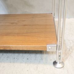 無印良品(MUJI)の人気のウォールナット材×ステンレス5段ユニットシェルフ/ワードローブバー付きです。スッキリとしたデザインは1Rなどの1人暮らしの方やキッチンなどにも最適なオープンラック☆の画像