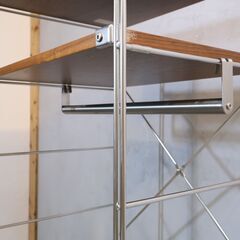 無印良品(MUJI)の人気のウォールナット材×ステンレス5段ユニットシェルフ/ワードローブバー付きです。スッキリとしたデザインは1Rなどの1人暮らしの方やキッチンなどにも最適なオープンラック☆の画像