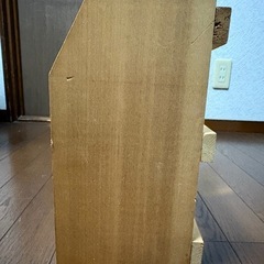 木の本棚の画像