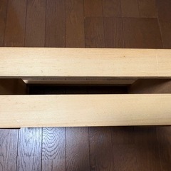 木の本棚の画像