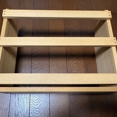 木の本棚の画像